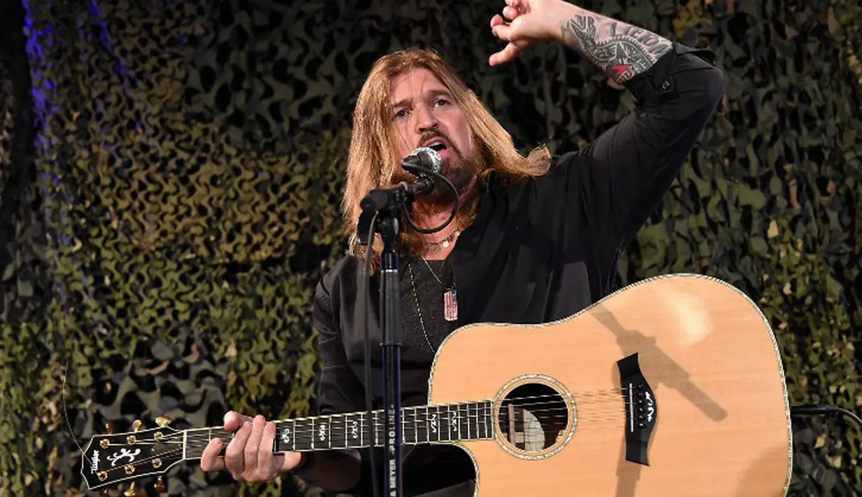 Billy Ray Cyrus, Ayah dari Miley Cyrus mengaku sempat melihat benda asing yang diduga UFO di tahun 2011. Di akun Twitternya, Billy mengatakan bahwa UFO yang dia lihat tampak seperti 5 atau 6 benda terbang yang berputar-putar. (AFP Photo)