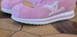 J-Hope dari BTS dan rumah mode mewah Louis Vuitton hadirkan koleksi sneakers bernuansa pink.
