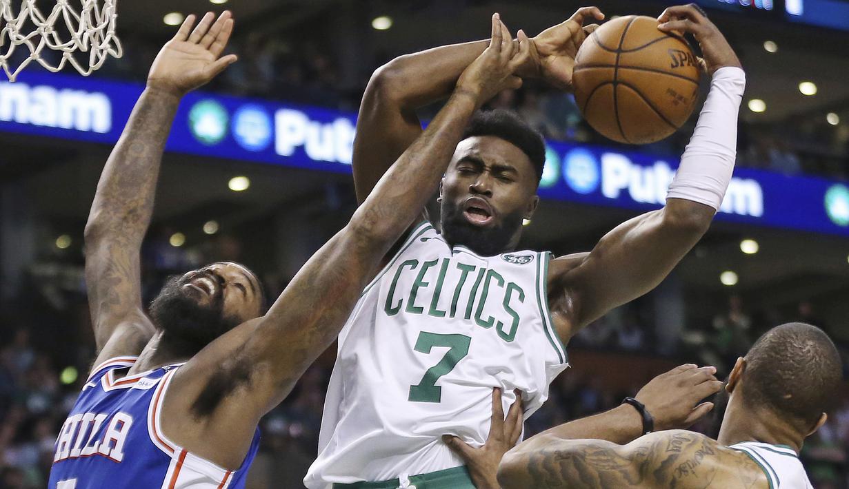 Pemain Boston Celtics, Jaylen Brown (7) mencoba melewati adangan pemain Sixers, Amir Johnson (5) pada game kedua semifinal NBA Wilayah Timur di TD Garden, Boston, (3/5/2018). Boston Celtics menang 108-103. (AP/Elise Amendola)