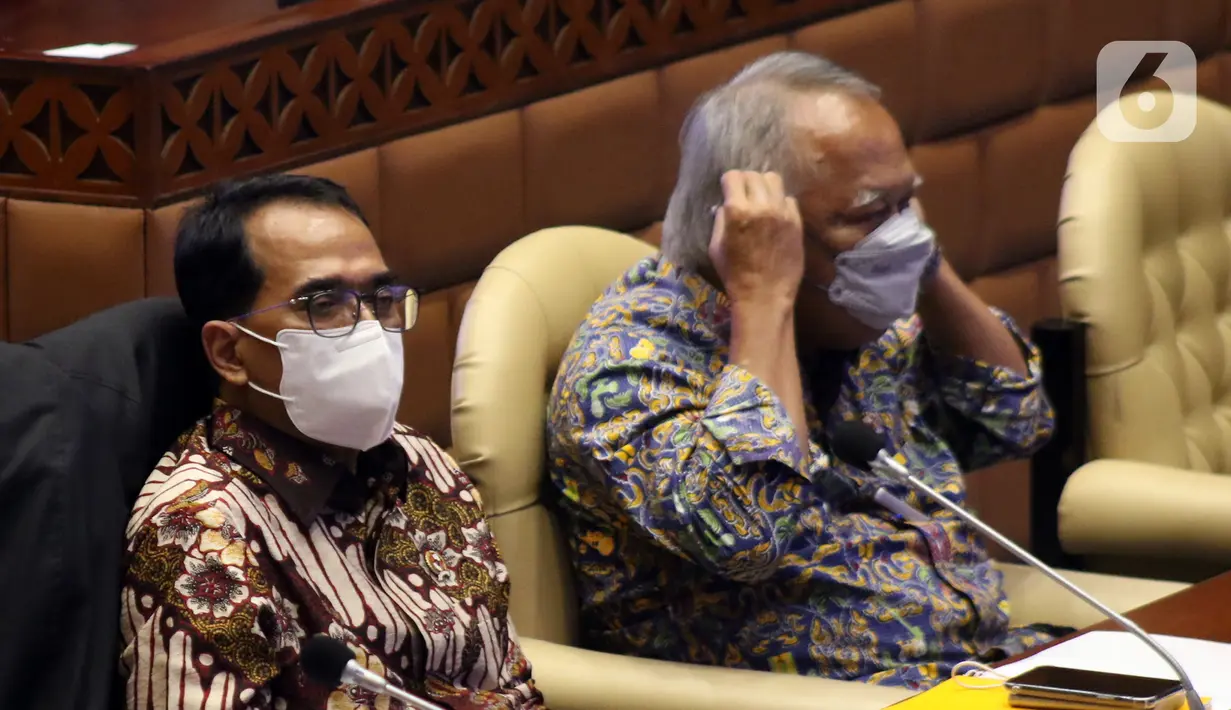 Menteri PUPR Basoeki Hadimoeljono (kanan) dan Menteri Perhubungan Budi Karya Sumadi (kiri) rapat dengar pendapat dengan Komisi V DPR di Kompleks Parlemen, Jakarta, Rabu (6/4/2022). Rapat membahas kesiapan infrastruktur dan transportasi mudik Lebaran 2022. (Liputan6.com/Angga Yuniar)
