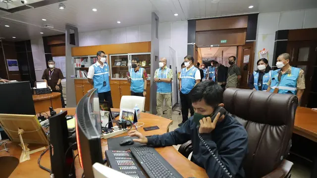 Direktur Utama PLN Darmawan Prasodjo mengunjungi Unit Induk Pusat Pengaturan Beban Jawa Madura Bali (UIP2B Jamali) Gandul, Depok, Jawa Barat. (Dok PLN)