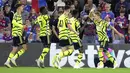 <p>Gelandang Arsenal, Martin Odegaard (kanan) berselebrasi dengan rekan setimnya setelah mencetak gol lewat titik penalti ke gawang Crystal Palace pada pertandingan lanjutan Liga Inggris di Selhurst Park, di London, Inggris, Selasa, 22 Agustus 2023. (AP Photo/Kin Cheung)</p>