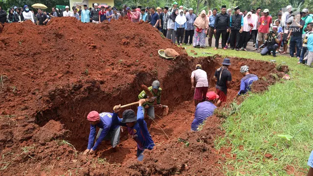 Suasana Pemakaman Massal Korban Kecelakaan Tanjakan Emen