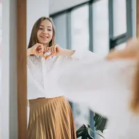 ilustrasi melakukan afirmasi positif di depan cermin/copyright freepik.com/senivpetro