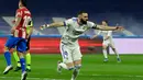 Real Madrid justru unggul 1-0 pada menit ke-16. Karim Benzema berhasil menaklukkan Jan Oblak melalui sepakan voli usai menerima umpan silang Vinicius Junior di dalam kotak penalti. (AFP/Javier Soriano)