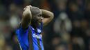 Reaksi kecewa pemain Inter Milan, Romelu Lukaku setelah laga lanjutan Liga Italia 2022/2023 melawan Monza di Giuseppe Meazza, Milan, Minggu (16/04/2023) WIB. Nerazzurri kalah dengan skor 0-1. (AP Photo/Antonio Calanni)