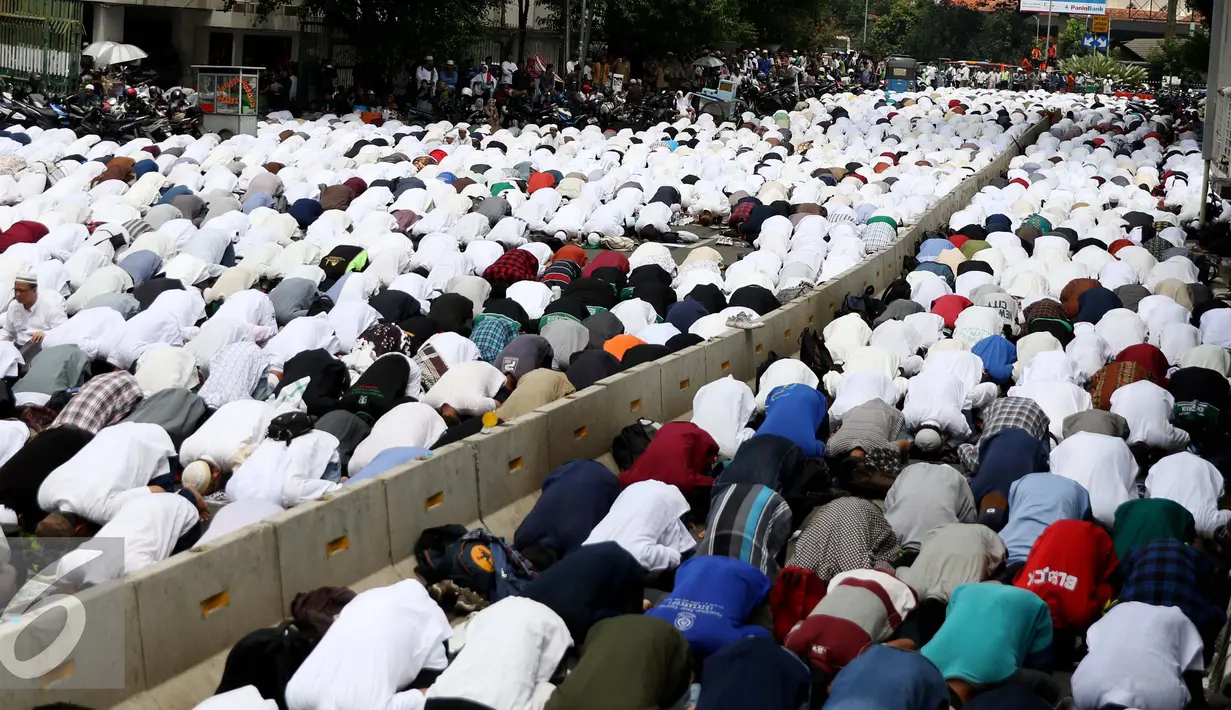 Massa aksi damai 4 November melaksanakan salat Jumat di Jalan Ir. H. Juanda dekat Masjid Istqlal, Jakarta, Jumat (4/11). (Liputan6.com/Gempur M. Surya)