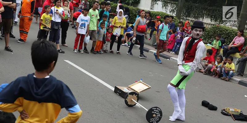 Mau Nikah, Seniman Pantomim Ini Ngamen di Car Free Day