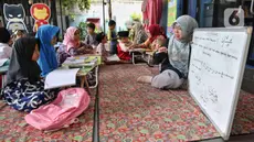 Sejumlah anak mengikuti pesantren kilat di Ruang Publik Terpadu Ramah Anak (RPTRA) Malinjo, Jakarta, Senin (10/3/2025). (Liputan6.com/Angga Yuniar)