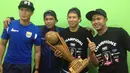Pemain Persib merayakan gelar juara Piala Presiden 2015 di ruang ganti pemain Stadion Utama Gelora Bung Karno, Jakarta, Minggu (18/10/2015). (Bola.com/Tengku Sufiyanto)