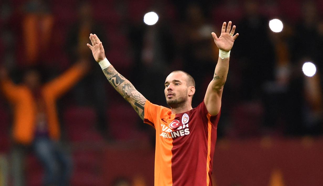 Manchester United pernah kehilangan tanda tangan Wesley Sneijder ketika semuanya sudah terasa dekat. Sang pemain malah memilih untuk bergabung ke klub asal Turki, Galatasaray. Atas kegagalan tersebut, Manager MU saat itu, Sir Alex Ferguson bahkan berdalih ia tidak menginginkan pemain asal Belanda itu lagi. Sneijder mengakhiri kariernya pada 2019 setelah bermain untuk OGC Nice dan Al-Gharafa. (AFP/Bulent Kilic)