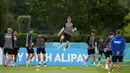 Para pemain Denmark mengikuti sesi latihan tim di tempat latihan Tottenham Hotspur di London, Selasa (6/7/2021). Denmark merengkuh tiket semifinal Euro 2020 usai menang 2-1 atas Republik Ceko. (AP Photo/Thanassis Stavrakis)