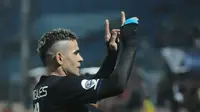 Cristian Gonzales mencetak gol pada laga Arema Cronus melawan Persipasi Bandung Raya, Senin (16/11/2015) di Stadion Kanjuruhan Malang. (Bola.com/Kevin Setiawan)