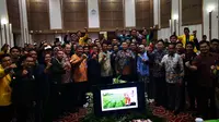 Menteri Pertanian, Amran Sulaiman bersama perwakilan mahasiswa pertanian saat kegiatan Sosialisasi RUU tentang Karantina Hewan, Ikan, dan Tumbuhan, serta RUU tentang Sistem Budidaya Pertanian Berkelanjutan, di Kantor Pusat Kementan, Jakarta.