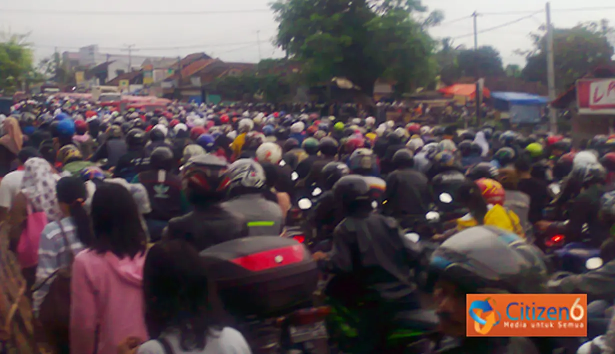 Citizen6, Banten: Akibat adanya perbaikan jalan yang belum selesai menambah kemacetan selama 10 tahun ini. Selain itu juga terdapat ratusan pabrik dan perusahaan di sekitar jalan tersebut. (Pengirim: Gunawan Yusuf)