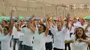 Kegembiraan narapidana selama perayaan Hari Natal di Penjara Ancon, Callao, Peru, Kamis (22/12). Meski sederhana, perayaan Natal di balik jeruji besi ini membuat mereka bahagia. (REUTERS/Mariana Bazo)