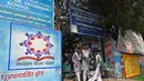 Para siswa berfoto di luar sebuah sekolah di New Delhi (15/11/2021). Sejumlah rumah sakit di Indoa juga sudah melaporkan peningkatan tajam jumlah pasien dengan keluhan kesulitan bernapas. (AFP/Money Sharma)