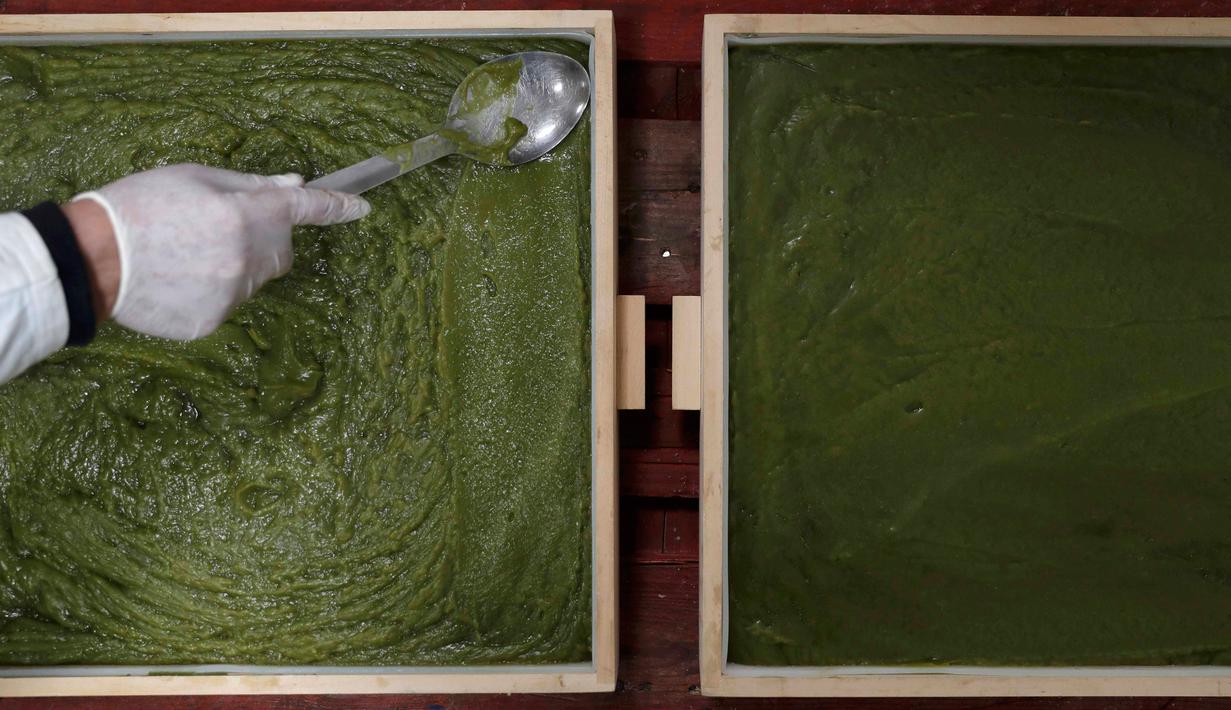 Proses pembuatan sabun minyak zaitun, Paris, Kamis (22/12). Sudah sejak lama Aleppo dikenal sebagai pembuat sabun minyak zaitun dengan kualitas terbaik di dunia. (REUTERS / Christian Hartmann)