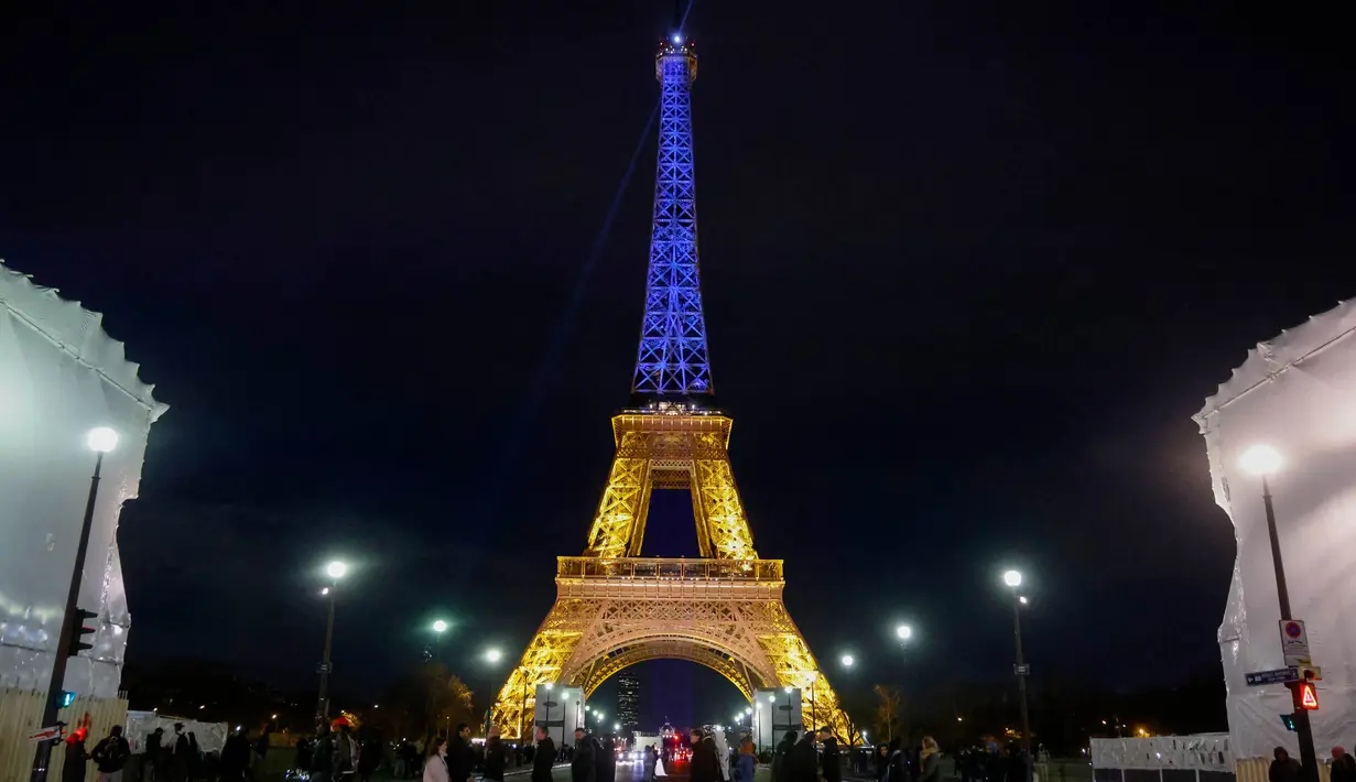 Menara Eiffel di Paris diterangi dengan warna bendera Ukraina, pada 23 Februari 2024. (Ludovic MARIN/AFP)