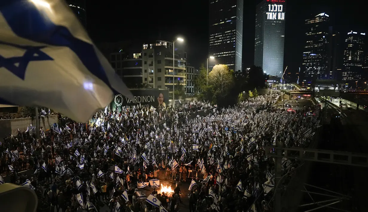 Massa dalam jumlah besar juga menggelar aksi di depan rumah PM Netanyahu di Yerusalem.  (AP Photo/Oren Ziv)
