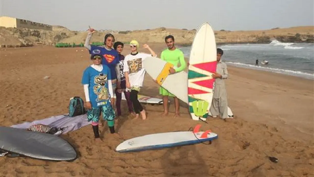 Mona Seraji (berkaus biru) bersama dengan sejumlah peselancar lokal