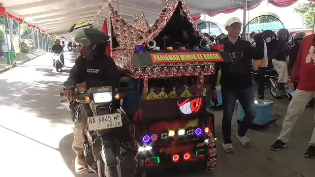 Pemudik asal Padang hias bentor dengan ornamen rumah gadang