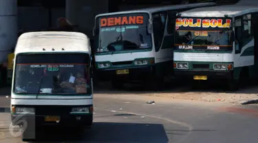 Bus Kopaja 612 jurusan Kampung Melayu-Ragunan menunggu penumpang di terminal Kampung Melayu, Jakarta, Rabu (7/10). Pemprov DKI berencana secara bertahap akan menghapus angkutan umum bus berukuran sedang di Ibukota. (Liputan6.com/Yoppy Renato)