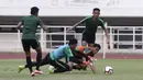 Kiper Timnas Indonesia U-19, Muhammad Adisatryo, berusaha menangkap bola saat latihan di Stadion Pakansari, Bogor, Rabu (2/10). Latihan ini merupakan persiapan jelang AFF U-19 di Vietnam. (Bola.com/Yoppy Renato)