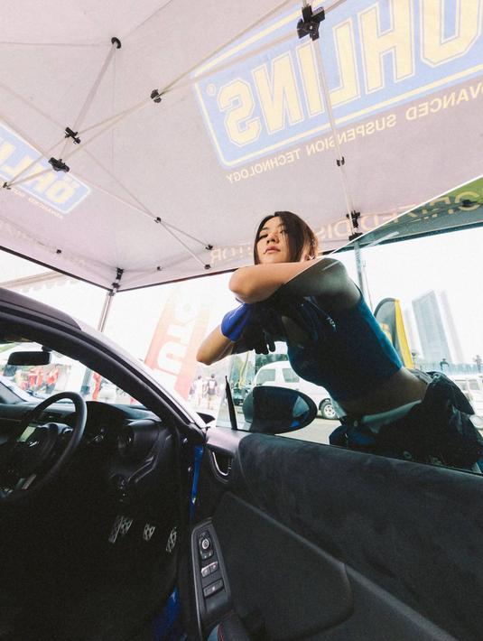 Selama menjalani ajang drift tersebut, Rachel pun banyak mengabadikan momen saat berada di sirkuit. Salah satunya ialah mengabadikan momen bersama mobil yang akan ditungganginya dalam ajang tersebut. Berhasil membuat putaran donat dalam ajang tersebut, banyak netizen memuji dan menyebut Rachel memang memiliki bakat. (Liputan6.com/IG/@rchelcia)