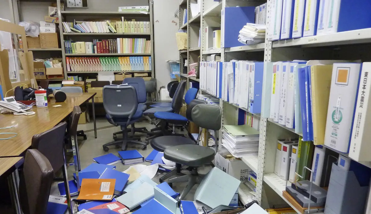File tersebar setelah gempa bumi di ruang pertemuan Kyodo News kantor cabang Sendai di Sendai, Prefektur Miyagi, timur laut Jepang, Sabtu (13/2/2021). Sejauh ini belum ada peringatan tsunami. (Kyodo News via AP)