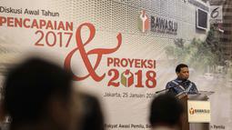 Suasana saat Ketua Bawaslu Abhan memberi sambutan dalam diskusi awal tahun di Jakarta, Kamis (25/1). Acara dihadiri juga oleh Ketua KPU Arief Budiman, Ketua DKPP Harjono, serta perwakilan MA, dan TNI serta Polri. (Liputan6.com/Faizal Fanani)