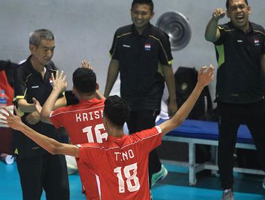 Timnas voli putra Indonesia U-20 lolos semifinal Kejuaraan Bola Voli Asia Putra AVC U-20 2024 setelah menaklukkan India 3-1 (25-20, 25-23, 16-25, 25-18) pada laga perempatfinal di Jawa Pos Arena Surabaya, Sabtu (27/7/2024) malam. Selain menjadi semifinalis kejuaraan dua tahunan itu, tim asuhan pelatih asal China, Li Qiujiang dipastikan lolos ke Kejuaraan Dunia Bola Voli U-21, tahun 2025. Empat tim semifinalis otomatis lolos ke kejuaraan dunia yang diselenggarakan FIVB. (Dok. PBVSI)