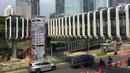 Suasana pembangunan lift pada jembatan penyeberangan orang di kawasan Senayan, Jakarta, Senin (13/5). Pembangunan lift pada tiga JPO yang berada di Jalan Sudirman itu bertujuan meningkatkan kenyamanan kepada warga dan ditargetkan rampung akhir bulan ini. (Liputan6.com/Immanuel Antonius)