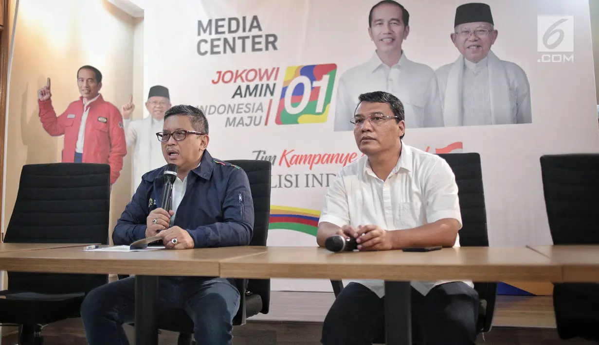 Sekretaris TKN,  Hasto Kristiyanto (kiri) memberikan keterangan di Posko Cemara, Jakarta, Minggu (30/12). Dalam keteranganya Hasto menjelaskan isu-isu dan refleksi akhir tahun 2018 persiapan kampanye terbuka pemilu 2019. (Liputan6.com/Faizal Fanani)