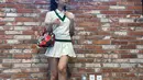 Jennie BLACKPINK tampil chic dengan polo shirt putih dan mini pleated skirt putih, yang serasi dengan kaus kaki tinggi dan sneakersnya yang juga berwarna putih. [Foto: Instagram/jennierubyjane]
