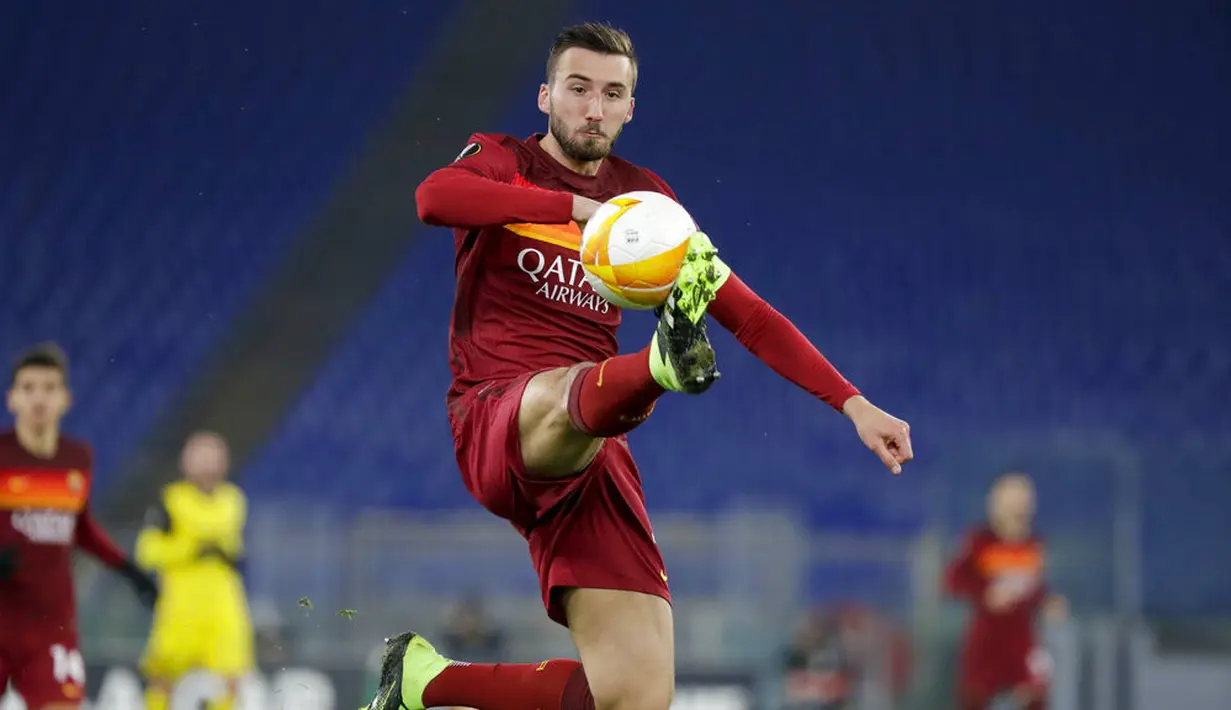 Pemain AS Roma Bryan Cristante mengontrol bola saat melawan Young Boys pada pertandingan Grup A Liga Europa di Olympic Stadium, Roma, Italia, Kamis (3/12/2020). AS Roma melaju ke babak 32 besar Liga Europa sebagai juara Grup A usai mengalahkan Young Boys 3-1. (AP Photo/Andrew Medichini)