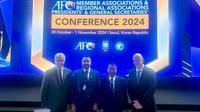 Sekjen PSSI, Yunus Nusi dan anggota Exco PSSI, Muhammad, mengikuti Konferensi Presiden dan Sekretaris Jenderal Asosiasi Anggota AFC dan Asosiasi Regional 2024 di Seoul, Korea Selatan, pada 30 Oktober-1 November 2024. (Bola.com/Dok.Dokumentasi pribadi).