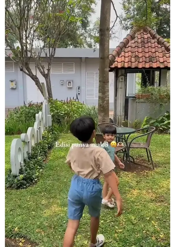 6 Potret Larissa Chou Momong Dua Anak dan Syaki Anak Nadya, Nikmati Kafe Estetik