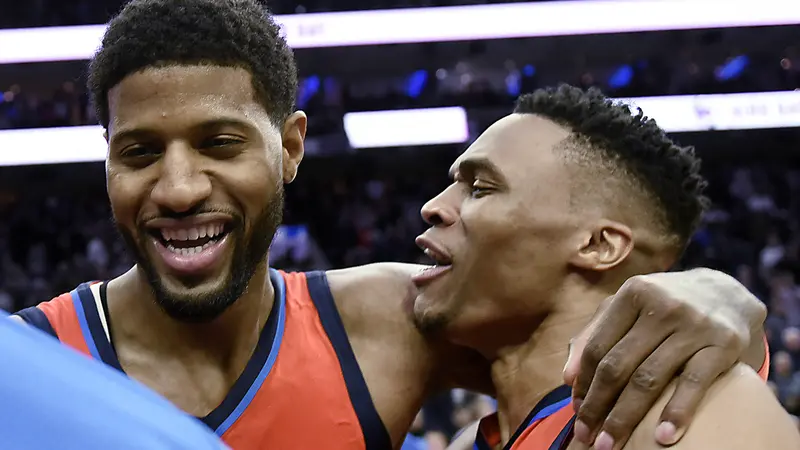 Paul George (kiri) bersama Russsll Westbrook