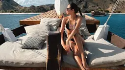 Sambil menikmati pemandangan indah di Labuan Bajo, Alyssa Daguise juga sempat membagikan fotonya saat bersantai dengan memakai bikini two piece berwarna hitam. (instagram.com/alyssadaguise)