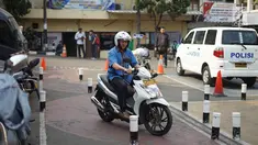 Warga mengikuti uji praktik saat membuat Surat Izin Mengemudi (SIM) di Satlantas Polresta Depok, Senin (1/7/2019). Polresta Depok menggratiskan pembuatan SIM baru dan perpanjangan bagi warga yang berulang tahun pada 1 Juli atau bertepatan dengan HUT ke-73 Bhayangkara. (Liputan6.com/ImmanuelAntonius)