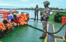 FOTO: Operasi Laut TNI 2025, Dua Kapal Diduga Pembawa Pasir Timah Ilegal Berhasil Diamankan