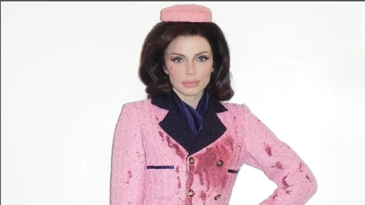 Kontroversi Kostum Halloween Julia Fox, Reka Ulang Busana Pink Mantan Ibu Negara AS yang Berlumuran Darah