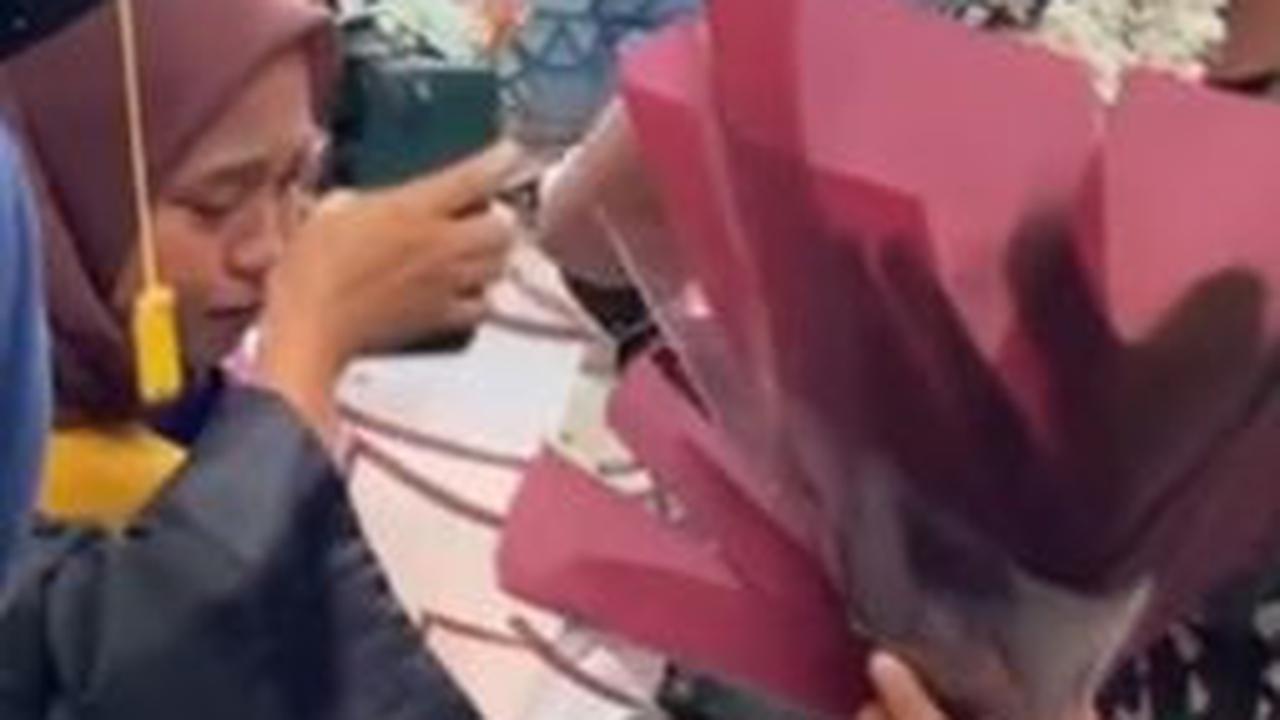 Tangis haru pun pecah di antara keduanya. Frida menyebut awalnya ia tak ingin menangis, namun melihat adiknya datang air mata mendadak muncul.