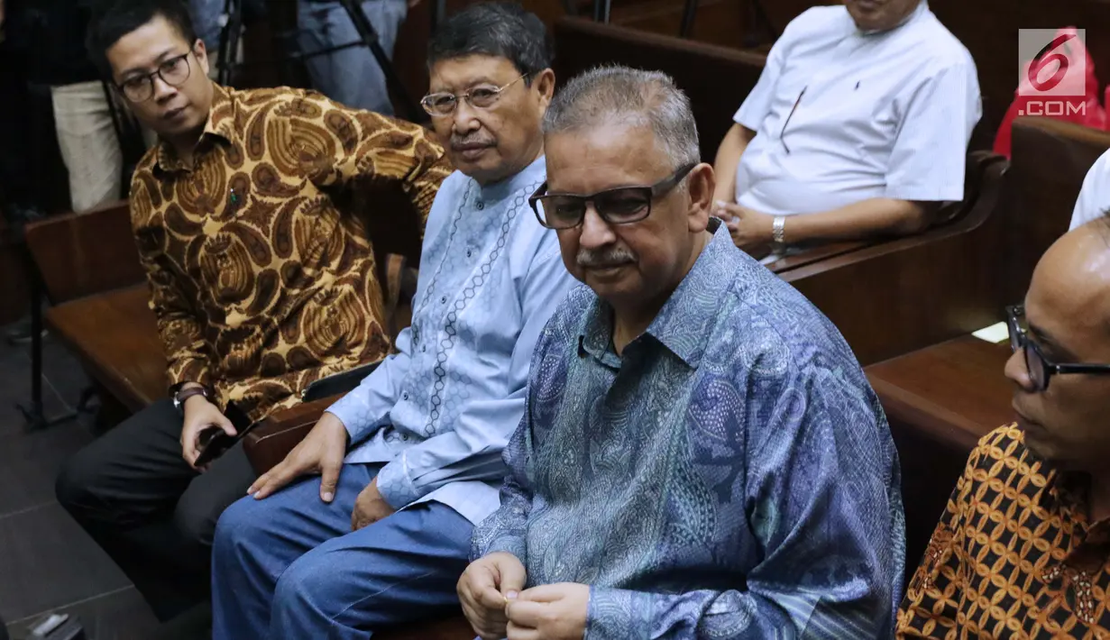 Mantan Direktur Utama PLN, Sofyan Basir (ketiga kiri) jelang sidang perdana kasus dugaan suap proyek PLTU Riau-1 di Pengadilan Tipikor, Jakarta, Senin (24/6/2019). Sidang beragendakan pembacaan dakwaan oleh JPU KPK dan eksepsi oleh penasehat hukum terdakwa. (Liputan6.com/Helmi Fithriansyah)