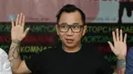 Kiki Mirano memberikan keterangan pers saat memenuhi panggilan Komnas Perlindungan Anak, Jakarta, Kamis (28/4). Pemanggilan Kiki Mirano untuk memberikan penjelasan terkait laporan istrinya, Sheila Marcia beberapa waktu lalu. (Liputan6.com/Herman Zakharia)