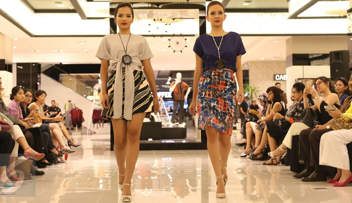 Model membawakan busana batik pada soft launching New Playground-The Legacy, Lippo Mall Kemang, Jakarta, Rabu (12/10). The Legacy menghadirkan produk lokal desainer Indonesia, pengrajin, serta pengusaha berskala UKM. (Liputan6.com/Immanuel Antonius)