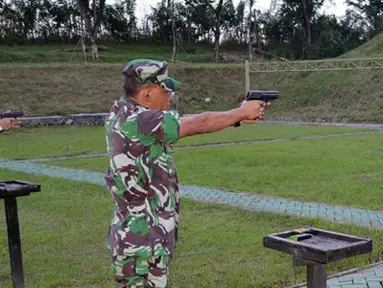 Citizen6, Surabaya: Latihan dilanjutkan dengan adu ketangkasan menembak antar Batalyon Menbanpur-1 Mar dengan permainan setiap Batalyon mengeluarkan tiga perwira terbaiknya. (Pengirim: Budi Abdillah)