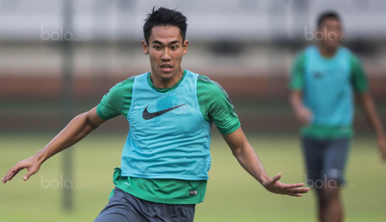 Bek Timnas Indonesia U-22, Ryuji Utomo, mengejar bola saat latihan di Lapangan SPH Karawaci, Banten, Jumat (11/8/2017). Ini merupakan latihan terakhir sebelum berangkat ke Malaysia. (Bola.com/Vitalis Yogi Trisna)