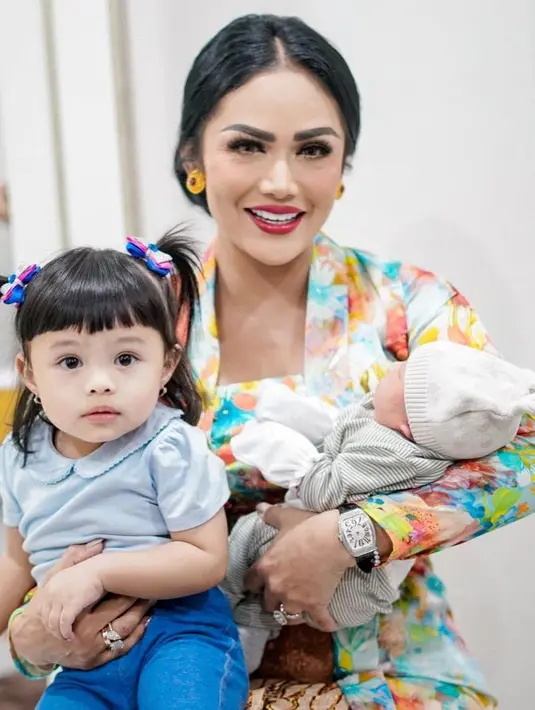 <p>Dalam potret yang dibagikan, salah satu Diva Indonesia itu terlihat begitu bahagia. Tidak hanya bersama si kecil, tapi juga baby Ameena. KD tampak anggun dengan kebaya Jawa motif bunga dan juga dengan kain jarik. [Instagram/krisdayantilemos]</p>